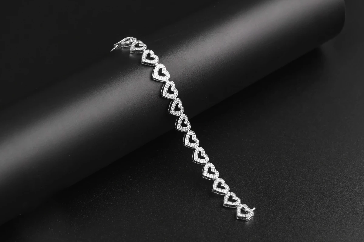 9ct White Gold Diamond Heart Bracelet 2.25ct 11.9g