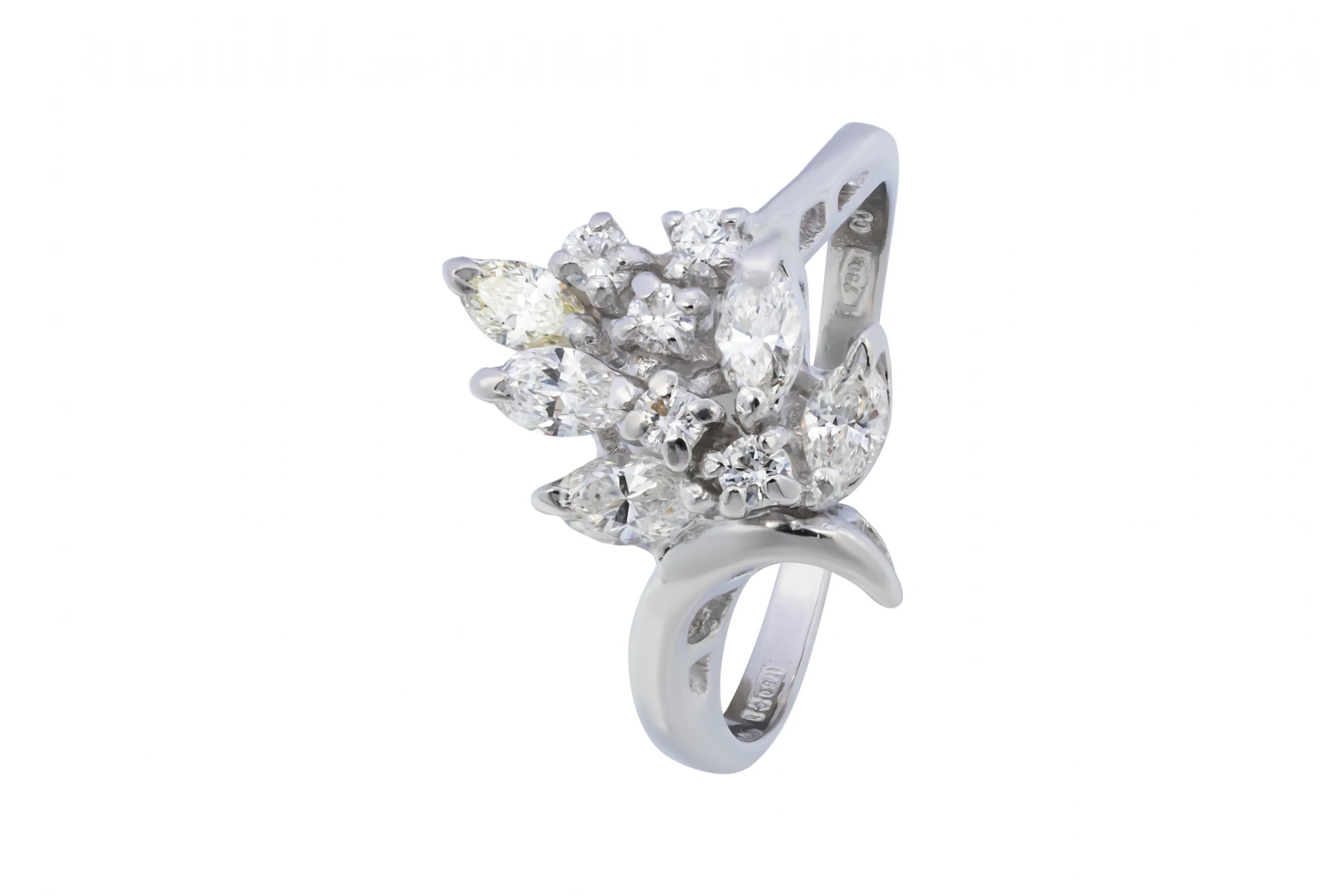 18ct White Gold Diamond Leaf Design Ring 3.9g