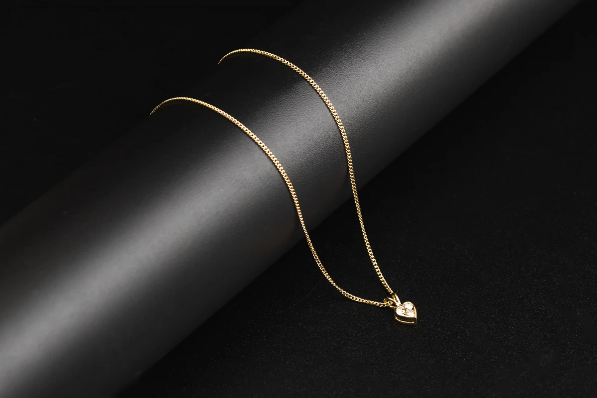 18ct Yellow Gold 3 Stone Diamond Heart Necklace 3.56g