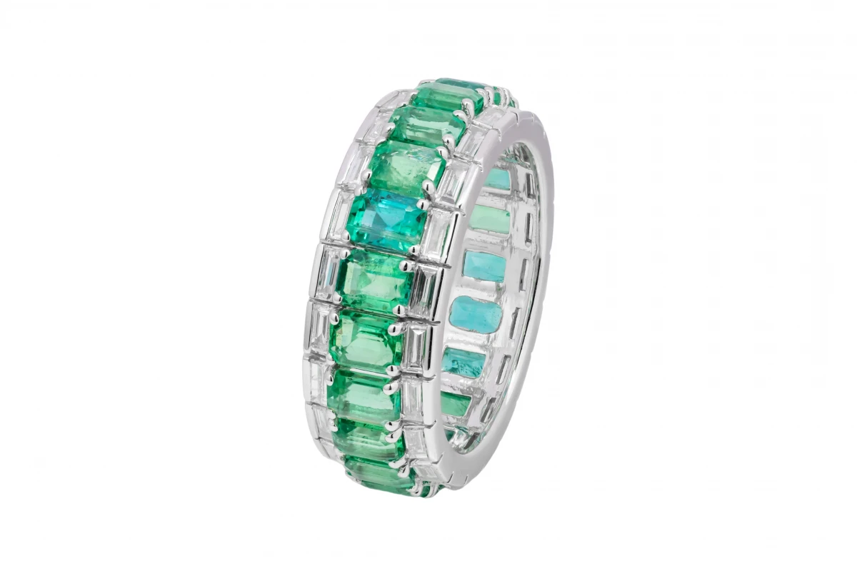 18ct White Gold Diamond & Emerald Ring 0.92ct