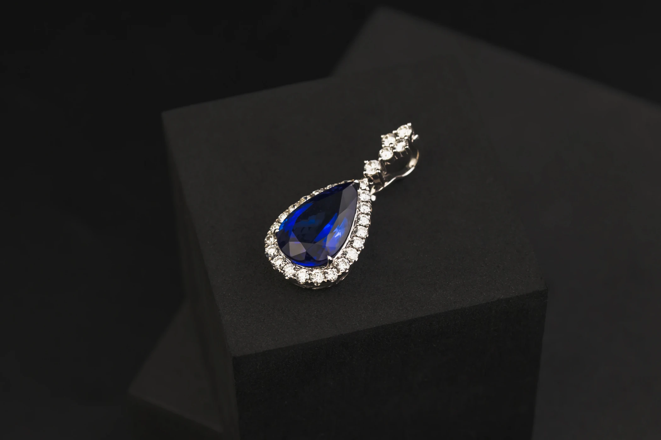 18ct White Gold Diamond & Tanzanite Dyach Drop Pendant 8.37ct