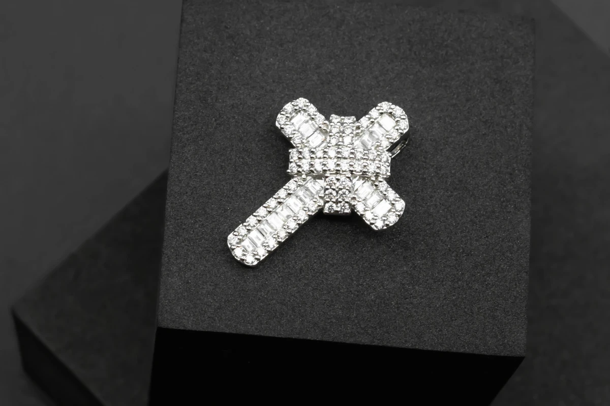 9ct White gold diamond cross pendant 1.53ct