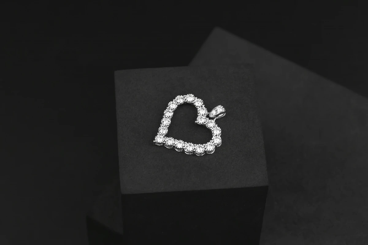 9ct White Gold Diamond Heart Pendant 1ct